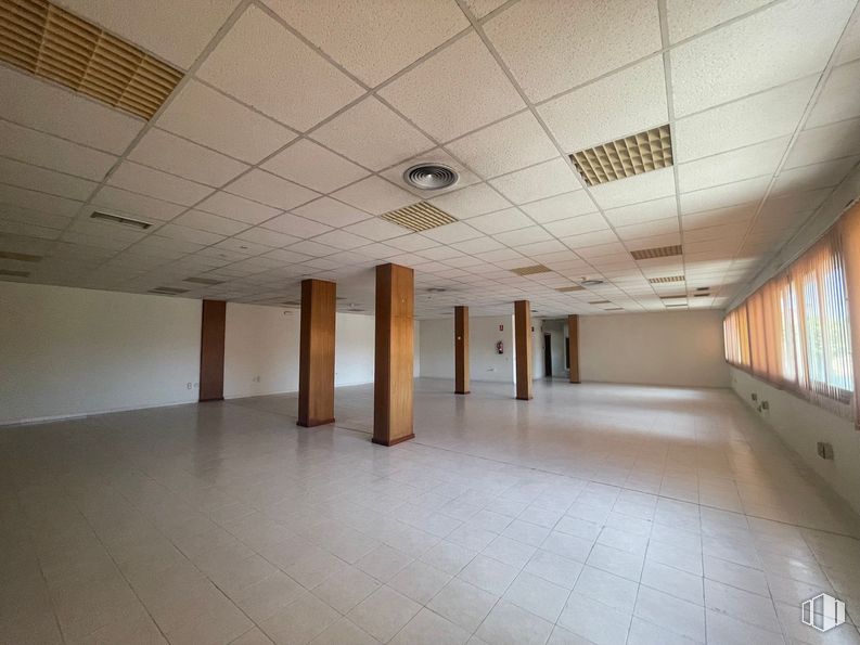 Nave en venta en Polígono industrial La Ermita, Parla, Madrid, 28980 con madera, pasillo, edificio, interiorismo, suelo, piso, accesorio, propiedad material, material compuesto y techo alrededor