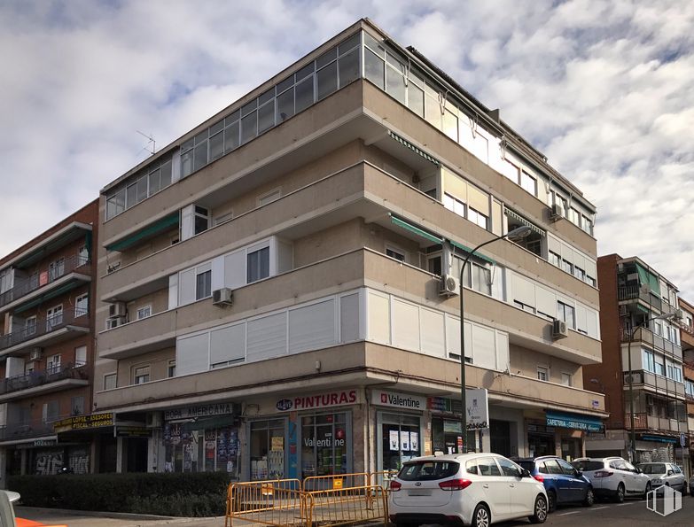 Local en alquiler en Calle Gutierre de Cetina, 87, Ciudad Lineal, Madrid, 28017 con edificio, coche, nube, cielo, rueda, neumático, vehículo, ventana, diseño urbano y condominio alrededor