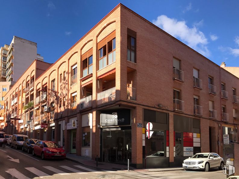 Retail for sale & for rent at Calle Alonso Núñez de Reinoso, 11, Guadalajara, 19002 with car, building, wheel, land vehicle, sky, tire, vehicle, window, cloud and infrastructure around