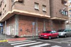 Retail for rent at Avenida Juan Carlos I, 56, Talavera de la Reina, Toledo, 45600 with car, building, window, automotive parking light, tire, land vehicle, wheel, vehicle, automotive lighting and infrastructure around