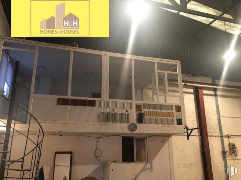 Nave en venta en Zona industrial, Alcalá de Henares, Madrid, 28806 con fachada, techo, edificio, electricidad, habitación, metal, destello del objetivo, suelos, madera y noche alrededor