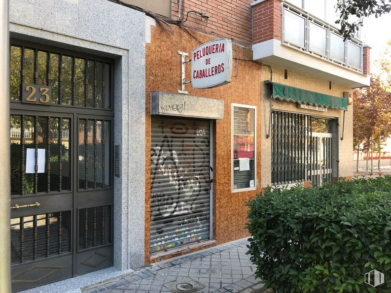 Retail for rent at Calle Julia García Boután, 23, San Blas - Canillejas, Madrid, 28022 with door, plant, property, window, architecture, brick, brickwork, fixture, neighbourhood and font around