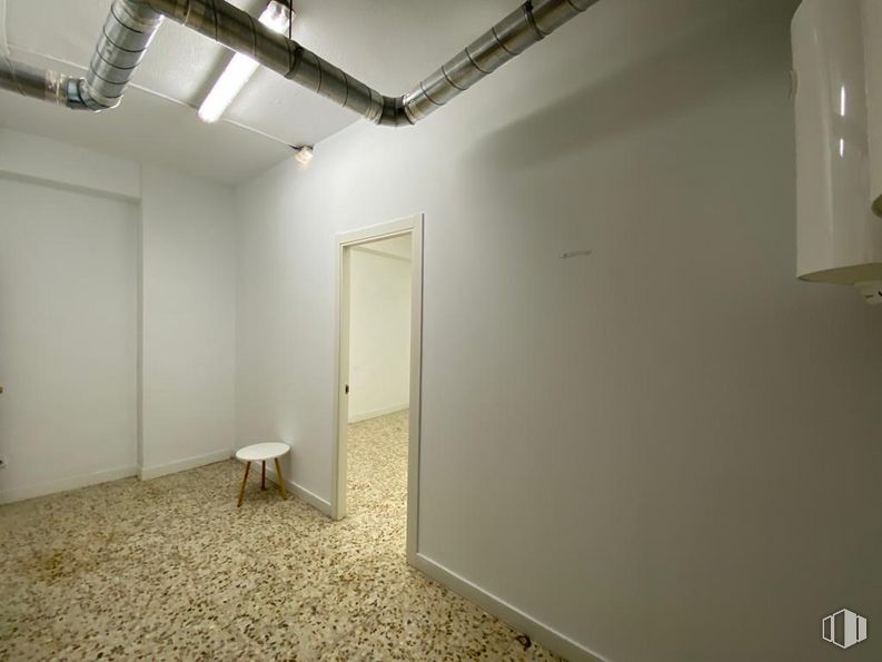 Local en venta en Calle Tribaldos, Hortaleza, Madrid, 28043 con taburete, propiedad, pasillo, diseño de interiores, madera, piso, pavimento, pared, techo y madera alrededor