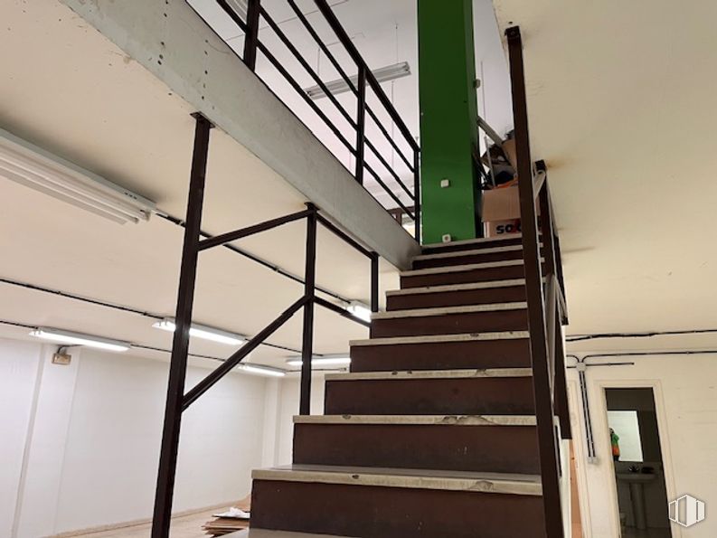 Retail for rent at Calle Santa Catalina, Majadahonda, Madrid, 28220 with door, stairs, flooring, wood, floor, interior design, handrail, ceiling, wood stain and hardwood around