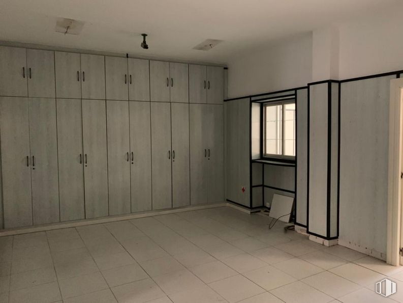 Oficina en venta en Calle San Antón, San Lorenzo de El Escorial, Madrid, 28200 con ventana, armario, mueble, accesorio, edificio, mediante, entrada, pared, suelo, piso, vidrio y techo alrededor