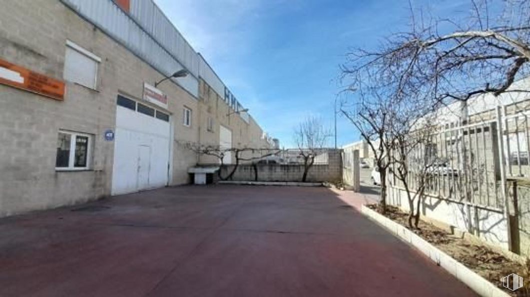 Nave en alquiler en Calle Empleo, Getafe, Madrid, 28906 con ventana, durante el día, edificio, propiedad, cielo, superficie de la carretera, nube, árbol, lote de terreno y asfalto alrededor