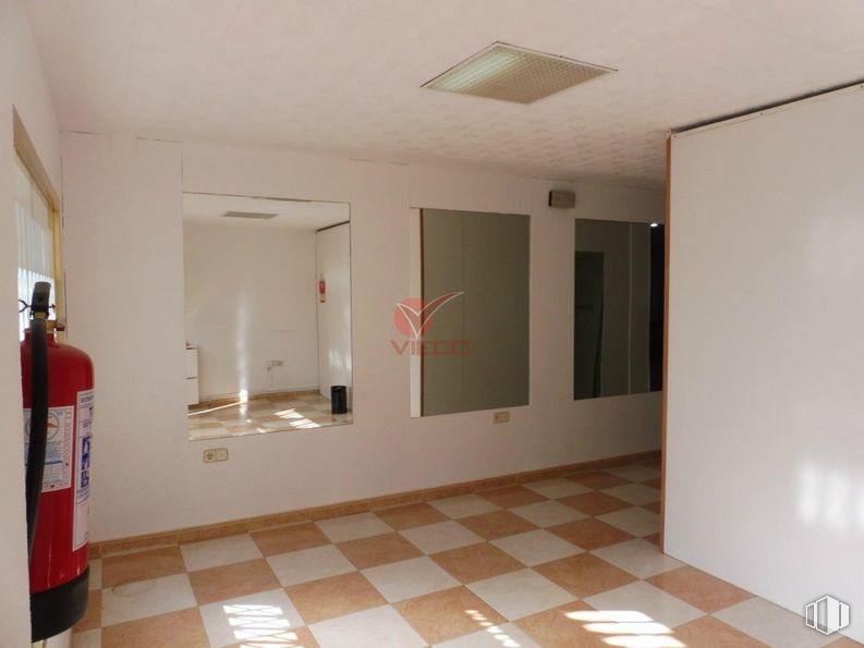 Retail for sale at Zona Hospitales, Cuenca, 16003 with packaged goods, fire extinguisher, fixture, hall, wood, interior design, tile flooring, flooring, floor and building around