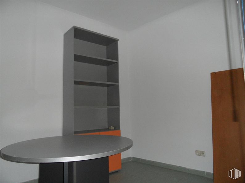 Oficina en alquiler en Calle Madrid, Getafe, Madrid, 28901 con estantería, mesa, mesa de centro, mueble, rectángulo, madera, estantería, estante, interiorismo y suelo alrededor