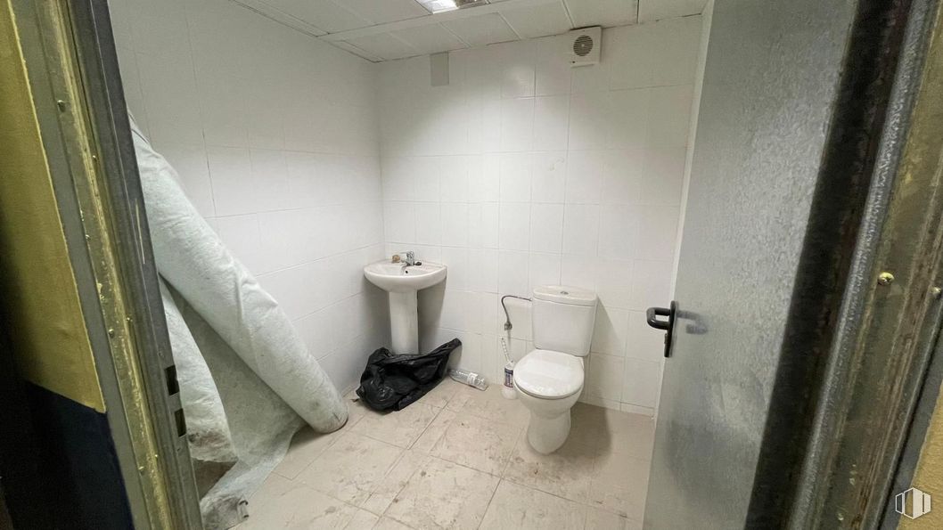 Industrial for sale at P.I. Antonio Rincón, Borox, Toledo, 45222 with toilet, sink, toilet seat, building, bathroom, plumbing fixture, interior design, flooring, fixture and floor around