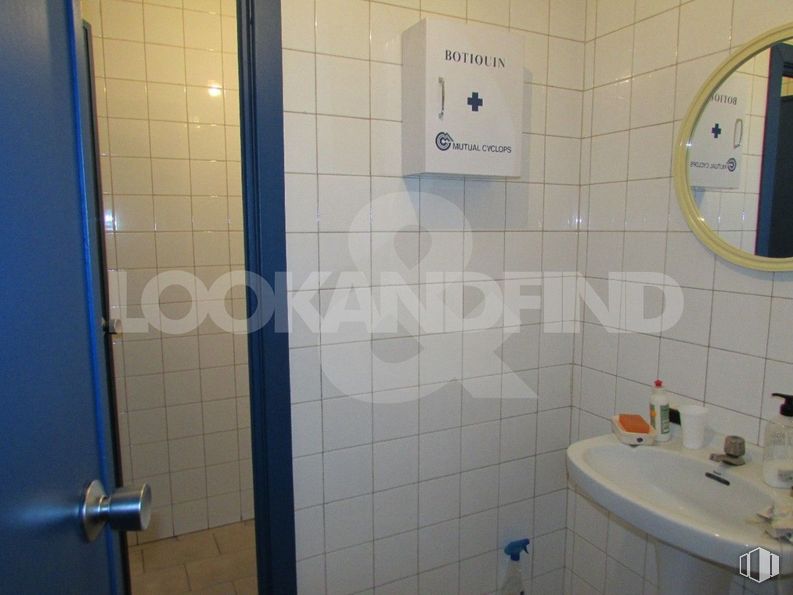 Oficina en alquiler en Zona Puerta de Cuartos, Talavera de la Reina, Toledo, 45600 con fregadero, espejo, propiedad, accesorio de fontanería, azul, baño, lavabo de baño, morado, grifo y fontanería alrededor