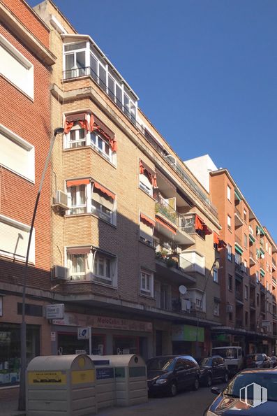 Retail for sale & for rent at Calle Ángel Alcázar, 5, Talavera de la Reina, Toledo, 45600 with car, window, building, sky, infrastructure, vehicle, architecture, neighbourhood, urban design and condominium around