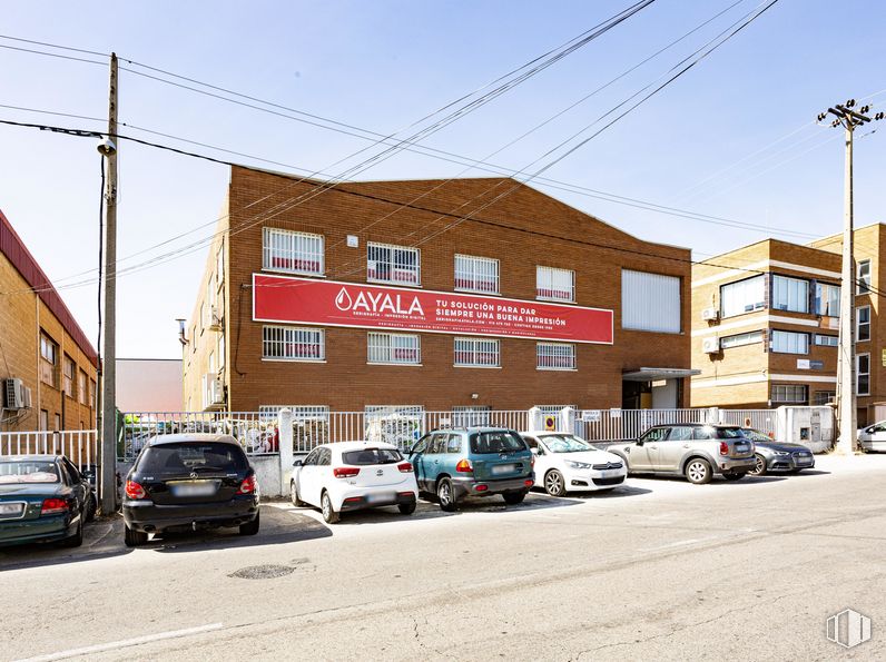 Industrial for sale at Calle Urano, Móstoles, Madrid, 28936 with car, building, automotive parking light, sky, wheel, vehicle, tire, vehicle registration plate, window and street light around