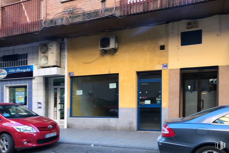 Retail for rent at Calle Ángel Alcázar, 56, Talavera de la Reina, Toledo, 45600 with car, wheel, door, tire, automotive parking light, land vehicle, vehicle, property, photograph and building around