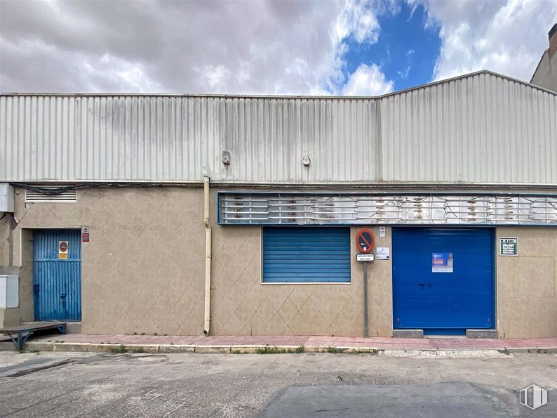 Industrial for sale at Calle Yegros, 34, Mora, Toledo, 45400 with door, window, cloud, sky, daytime, property, blue, asphalt, road surface and architecture around