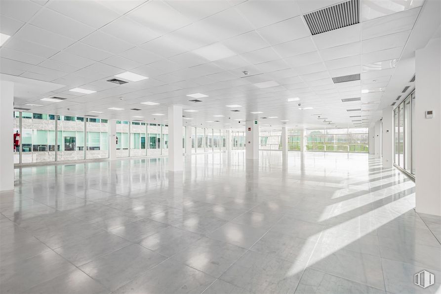 Office for rent at Edificio Oblicua, Calle Francisca Delgado, 11, Alcobendas, Madrid, 28108 with building, fixture, floor, flooring, glass, hall, transparent material, ceiling, event and commercial building around