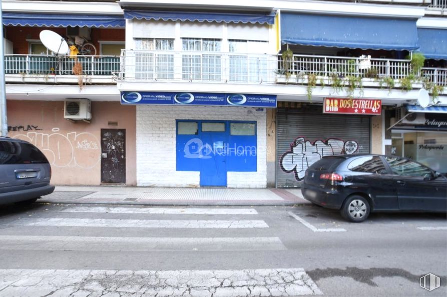 Retail for sale at Calle Hilados, Torrejón de Ardoz, Madrid, 28850 with car, wheel, building, automotive parking light, land vehicle, tire, vehicle, vehicle registration plate, window and automotive lighting around