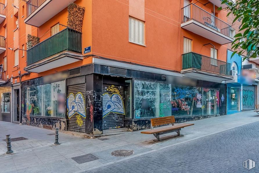 Local en alquiler y venta en Calle Moraleja, Alcorcón, Madrid, 28921 con mesa de trabajo, ventana, edificio, superficie de la carretera, banco de exterior, diseño urbano, espacio público, acera, casa y tintes y matices alrededor