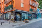 Local en alquiler y venta en Calle Moraleja, Alcorcón, Madrid, 28921 con mesa de trabajo, ventana, edificio, superficie de la carretera, banco de exterior, diseño urbano, espacio público, acera, casa y tintes y matices alrededor