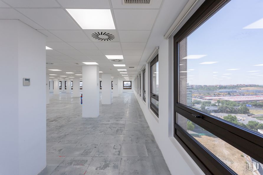 Office for rent at Torre Ombú, Calle Ombú, 3, Arganzuela, Madrid, 28045 with window, property, building, fixture, cloud, sky, floor, flooring, urban design and glass around