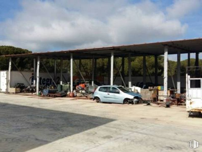 Industrial for sale at Tiñosillos, Tiñosillos, Ávila, 05165 with car, automotive parking light, cloud, sky, vehicle, tire, motor vehicle, wheel, asphalt and plant around