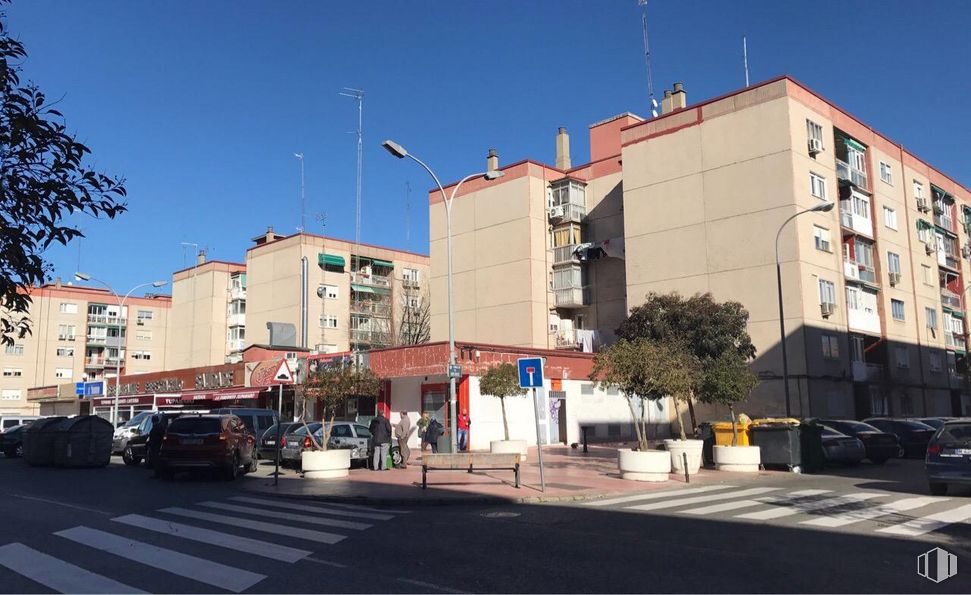 Local en alquiler y venta en Calle Coruña, Alcalá de Henares, Madrid, 28804 con coche, edificio, cielo, ventana, luz de la calle, superficie de carretera, asfalto, diseño urbano, árbol y línea alrededor