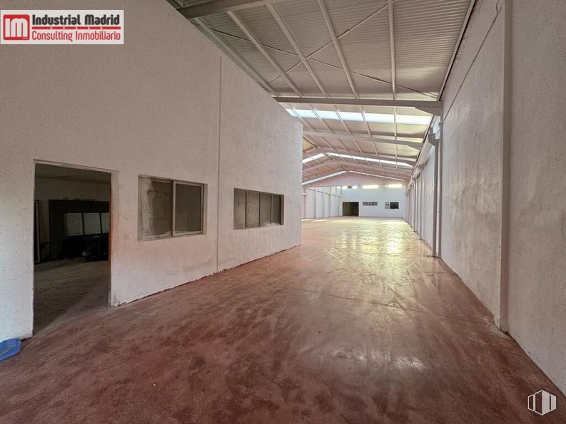 Industrial for sale at Polígono Industrial Las Monjas, Arganda del Rey, Madrid, 28500 with window, wood, fixture, interior design, floor, flooring, hall, composite material, concrete and ceiling around