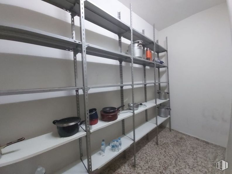 Local en alquiler en Calle Jardín Botánico, 23, Segovia, 40005 con estantería, edificio, archivar, estante, pavimentos, piso, gas, vidrio, madera y diseño automotriz alrededor