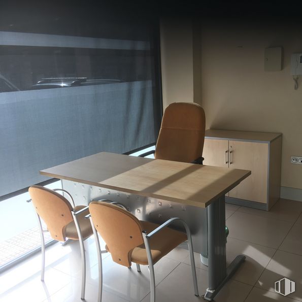 Oficina en alquiler en Zona Europolis, Las Rozas de Madrid, Madrid, 28230 con silla, mesa, mueble, silla de oficina, escritorio, interiorismo, diseño automovilístico, suelo, suelos y apoyabrazos alrededor