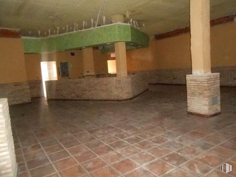 Retail for sale at Calle Barraguillo, 21, Segurilla, Toledo, 45621 with tile flooring, floor, building material, composite material, flooring, shade, tints and shades, fixture, wood and gas around