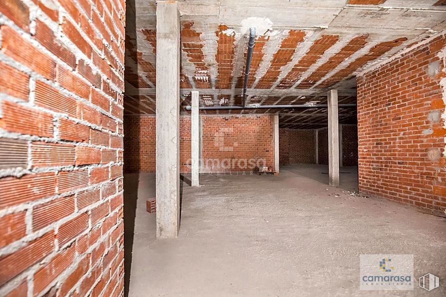 Retail for sale at Calle Eduardo Marquina, 29, Ávila, 05001 with mirror, brickwork, brick, wood, building material, fixture, wall, real estate, building and composite material around