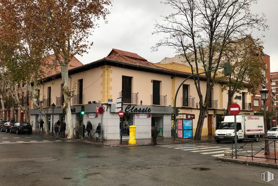 Oficina en alquiler en Calle Mártires Puerta, 1, Alcalá de Henares, Madrid, 28801 con camión, edificio, ventana, coche, rueda, cielo, vehículo, planta, árbol y superficie de carretera alrededor