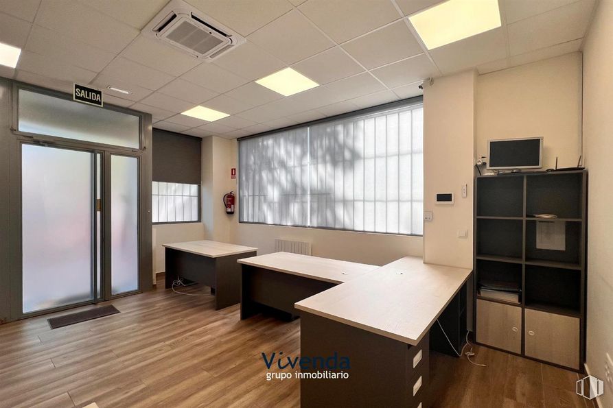 Local en venta en Zona ayuntamiento, Humanes de Madrid, Madrid, 28970 con escritorio, ventana, lámpara, puerta, mesa, estantería, accesorio, madera, interiorismo y suelos alrededor