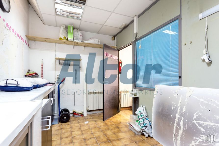 Local en venta en Calle Azabache, Carabanchel, Madrid, 28019 con persiana de la ventana, edificio, azure, casa, interiorismo, suelo, suelos, neumático, inmobiliario y ventana alrededor