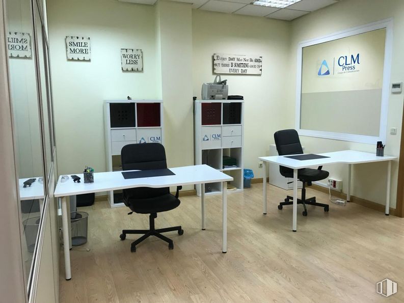 Office for sale at Calle Italia, 113, Toledo, 45005 with chair, table, furniture, desk, lighting, interior design, office chair, flooring, floor and wood around