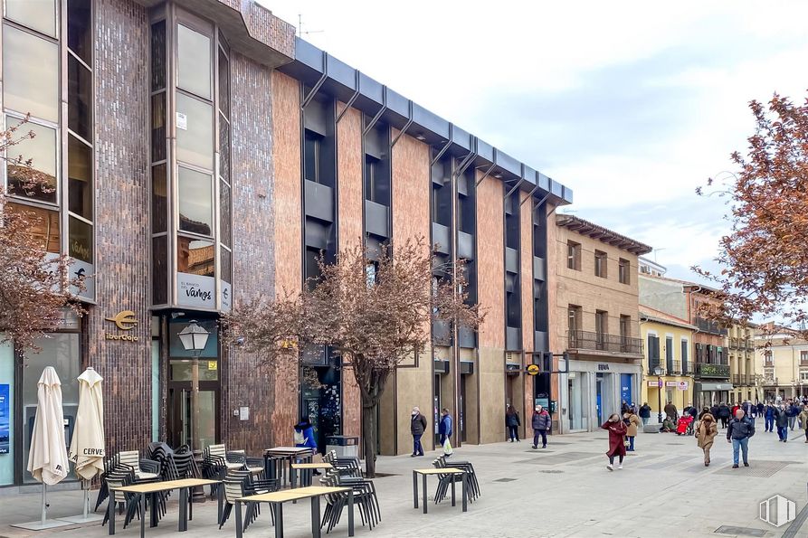 Office for rent at Zona Casco Histórico, Alcalá de Henares, Madrid, 28801 with table, sky, daytime, building, window, cloud, urban design, tree, neighbourhood and road surface around