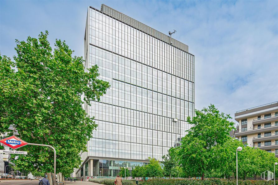 Office for rent at Oriente, Calle Méndez Álvaro, 61, Arganzuela, Madrid, 28045 with building, cloud, sky, tree, vegetation, plant, architecture, urban design, tower block and neighbourhood around