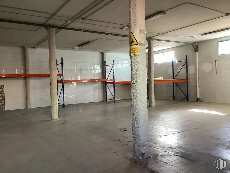 Industrial for rent at Calle Luis I, Villa de Vallecas, Madrid, 28031 with fixture, floor, flooring, building, composite material, ceiling, concrete, event, hall and parking around