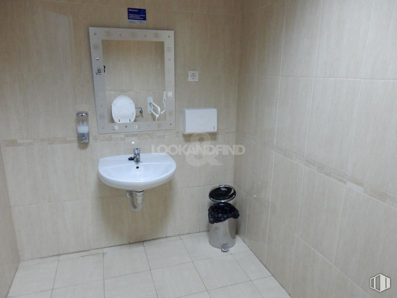 Retail for rent at San Antón, Toledo, 45005 with sink, tap, plumbing fixture, bathroom sink, bathroom, interior design, wood, building, floor and fluid around