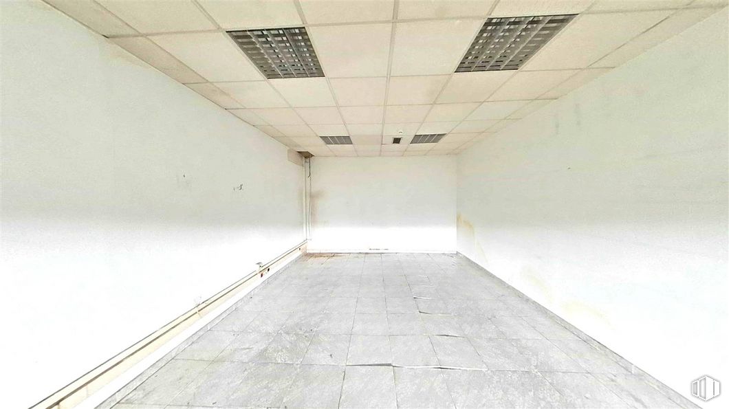 Office for sale at Calle Francisco Aritio, Guadalajara, 19004 with flooring, floor, building, wood, composite material, symmetry, ceiling, fixture, concrete and art around