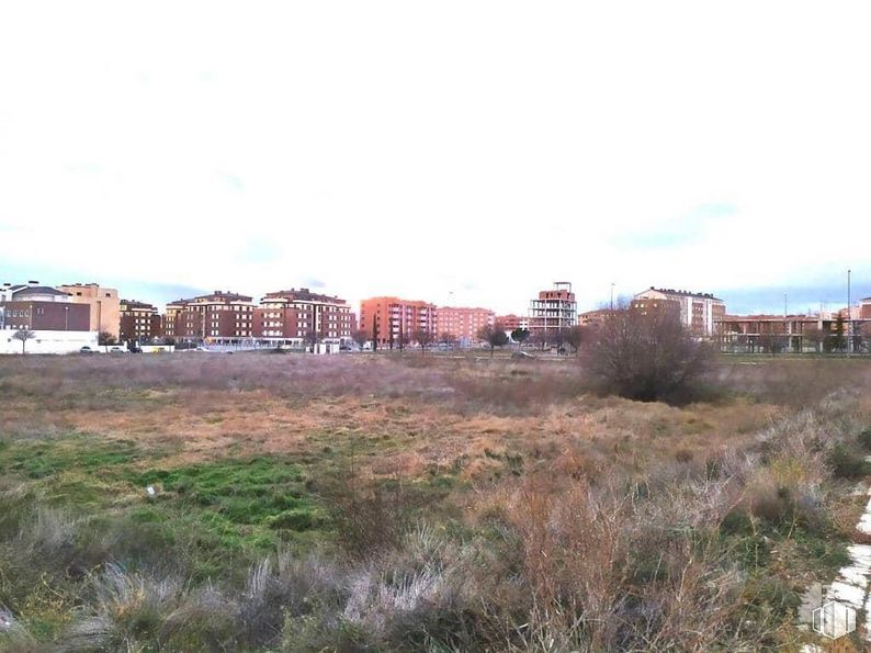 Land for sale at Calle Tornadizos, Ávila, 05003 with cloud, sky, plant, building, land lot, plain, horizon, residential area, landscape and road around