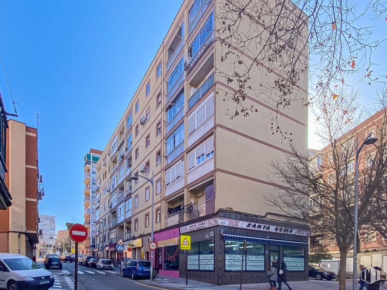 Retail for sale at Zona Renfe, Alcorcón, Madrid, 28921 with car, building, sky, daytime, window, urban design, architecture, tire, wheel and condominium around