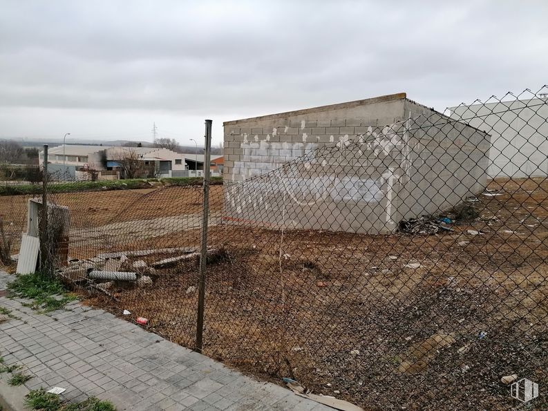 Suelo en venta en Calle Cuesta Carros, 26, Paracuellos de Jarama, Madrid, 28860 con cielo, planta, nube, terreno, superficie de la carretera, asfalto, ladrillo, albañilería, cerca de alambre y paisaje alrededor