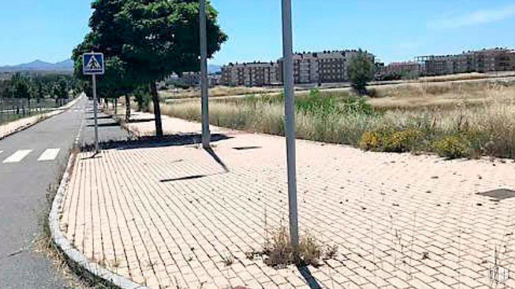 Land for sale at Calle Enrique Granados, 11, Ávila, 05003 with building, sky, plant, road surface, asphalt, land lot, urban design, tree, sidewalk and road around