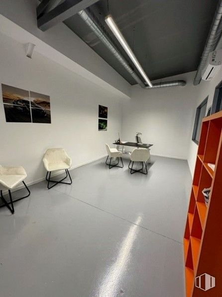 Nave en alquiler y venta en Polígono industrial Móstoles, Móstoles, Madrid, 28935 con silla, mesa, suelos, mueble, suelo, interiorismo, techo, plata, silla de oficina y hall alrededor