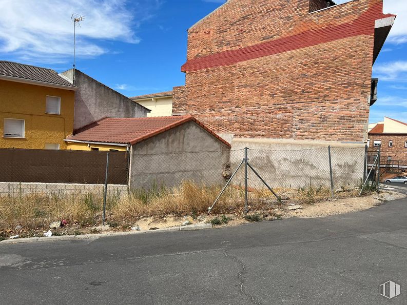 Land for sale at Calle Peralosa, Valdemorillo, Madrid, 28210 with house, building, plant, cloud, sky, window, road surface, asphalt, wood and land lot around