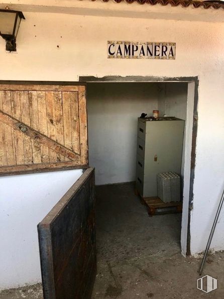 Nave en venta en Camino Viejo de Barajas, San Sebastián de los Reyes, Madrid, 28862 con cajonera, propiedad, madera, accesorio, piso, pavimento, gas, puerta, viga y material de construcción alrededor