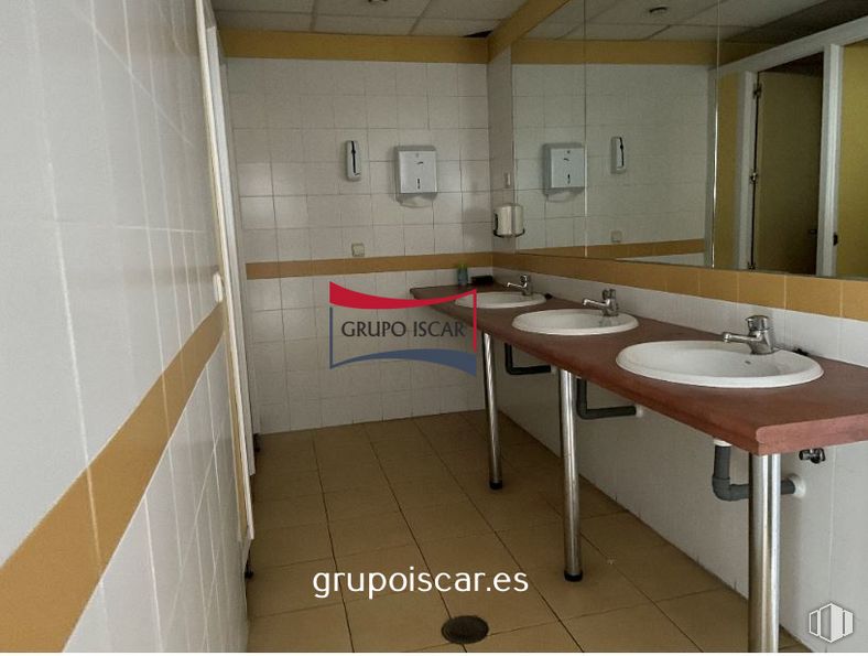 Oficina en venta en Calle Miguel Fleta, 8, San Blas - Canillejas, Madrid, 28037 con fregadero, espejo, propiedad, grifo, edificio, accesorio de fontanería, accesorio, diseño de interiores, baño y lavabo de baño alrededor