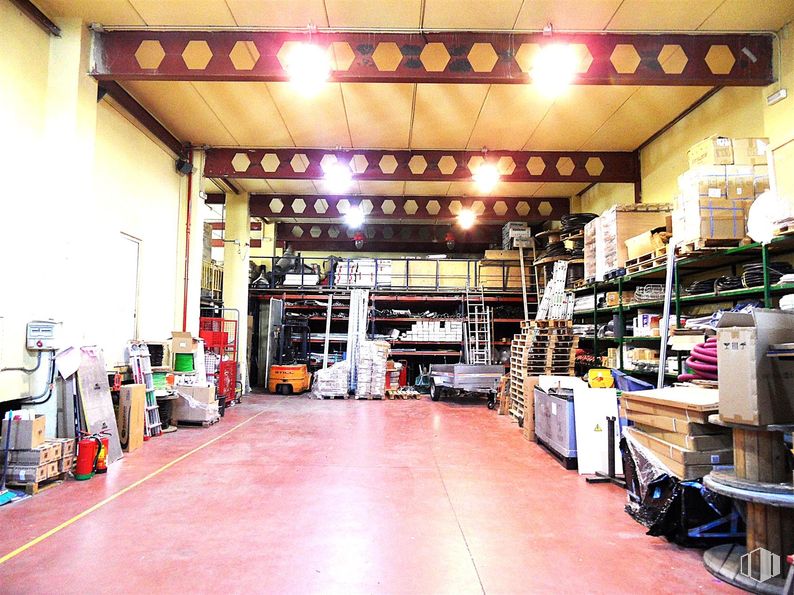 Industrial for sale at Polígono Los Olivos, Getafe, Madrid, 28906 with shelving, shelf, ceiling, lighting, flooring, fluorescent lamp, workshop, warehouse, light fixture and hall around