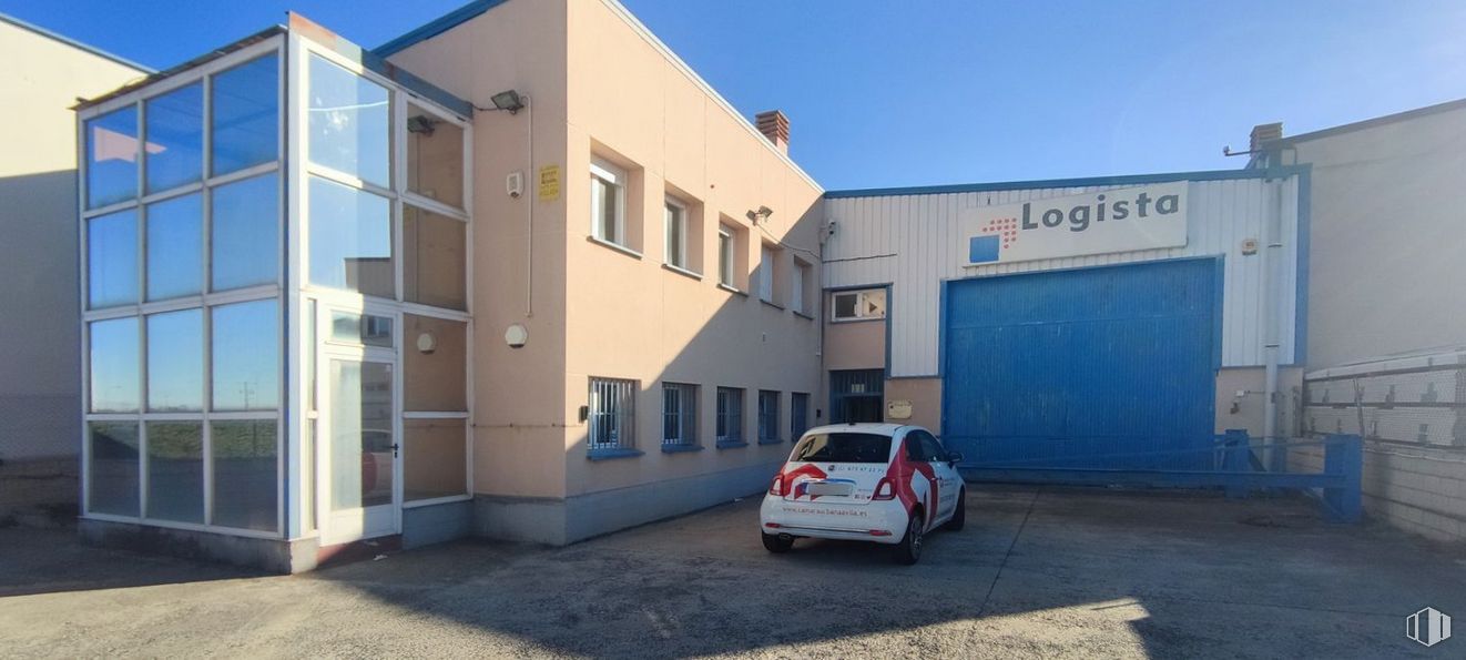 Industrial for rent at Polígono Vicolozano, Ávila, 05194 with car, automotive parking light, sky, wheel, tire, building, property, vehicle, window and automotive tail & brake light around