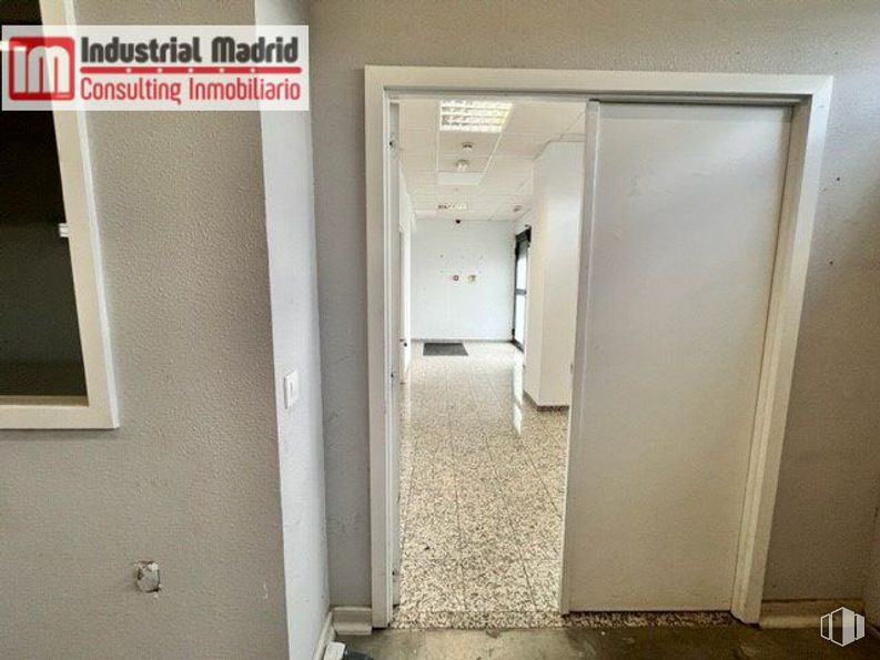 Nave en venta en Polígono Industrial San Fernando, San Fernando de Henares, Madrid, 28830 con ventana, espejo, accesorio, edificio, puerta, pavimento, asa, gas, vidrio y casa alrededor